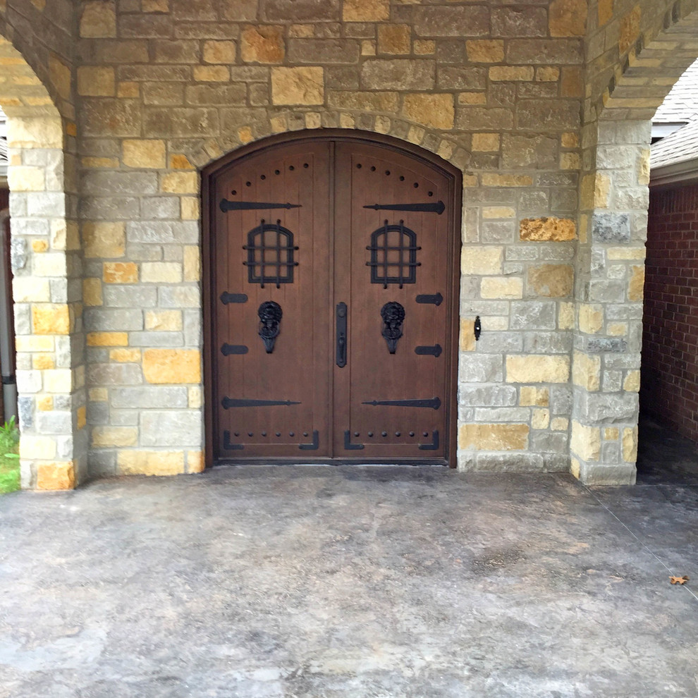 Große Rustikale Haustür mit Doppeltür und brauner Haustür in Oklahoma City