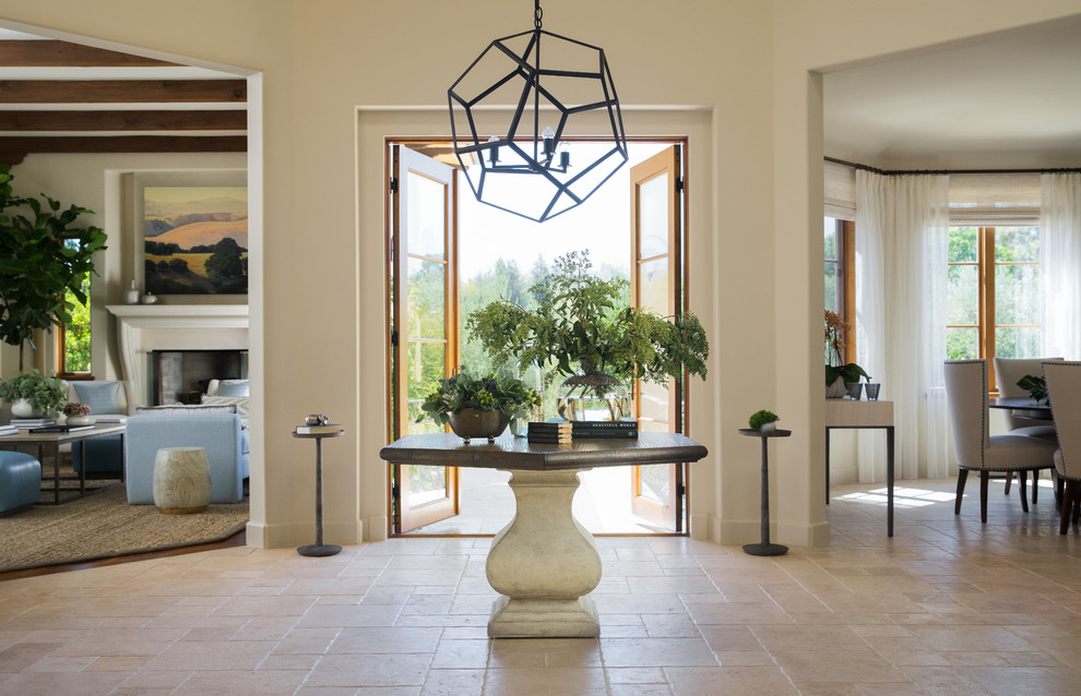 Klassisches Foyer mit beiger Wandfarbe, Doppeltür, beigem Boden und Haustür aus Glas in San Francisco