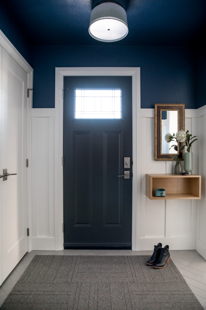 Foto de puerta principal retro pequeña con paredes blancas, suelo vinílico, puerta simple, puerta azul y suelo gris
