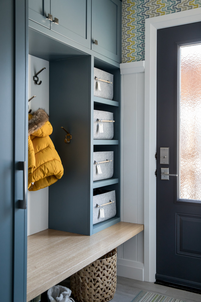 Idée de décoration pour une petite entrée vintage avec un vestiaire, un mur blanc, un sol en vinyl, une porte simple, une porte bleue et un sol gris.