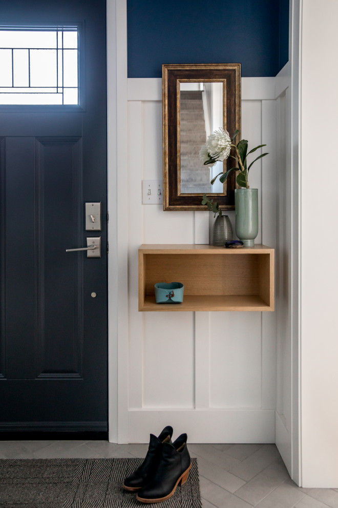 Свежая идея для дизайна: маленькая входная дверь в стиле ретро с белыми стенами, полом из винила, одностворчатой входной дверью, синей входной дверью и серым полом для на участке и в саду - отличное фото интерьера