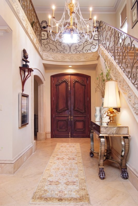 Immagine di un corridoio classico di medie dimensioni con pareti bianche, pavimento in gres porcellanato, una porta a due ante, una porta in legno scuro e pavimento beige