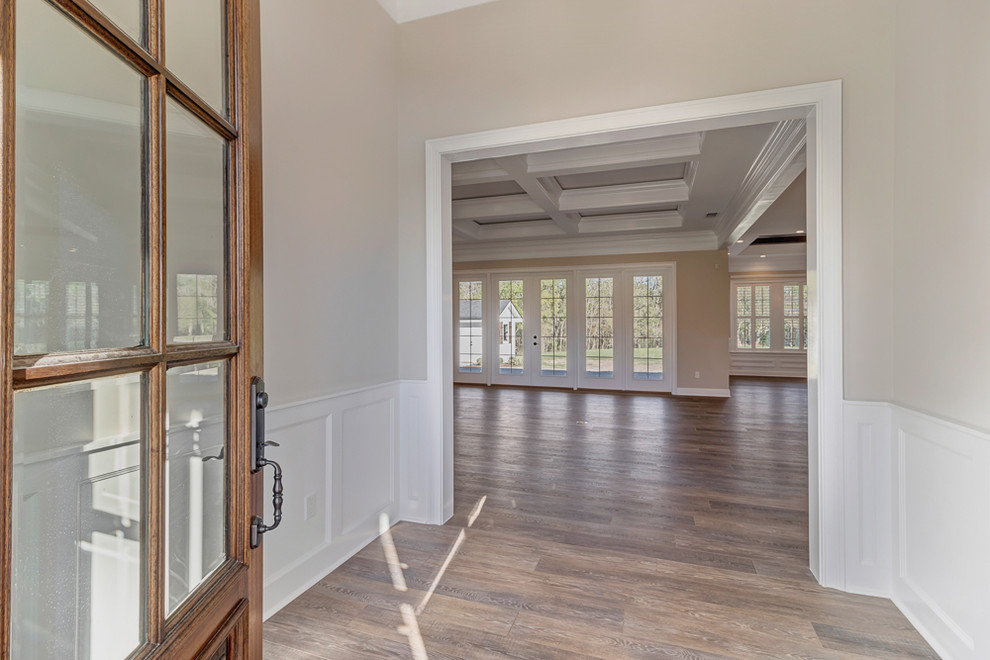 Großes Landhausstil Foyer mit grauer Wandfarbe, Vinylboden, Einzeltür, hellbrauner Holzhaustür und braunem Boden in Jacksonville