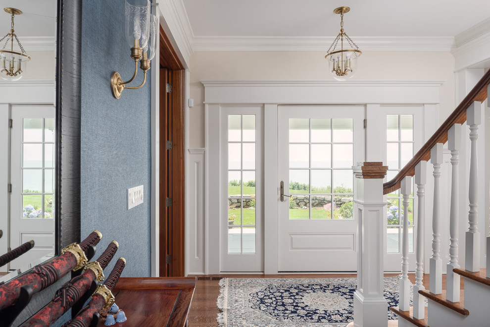 Mittelgroßes Maritimes Foyer mit weißer Wandfarbe, braunem Holzboden, Einzeltür und Haustür aus Glas in Bridgeport