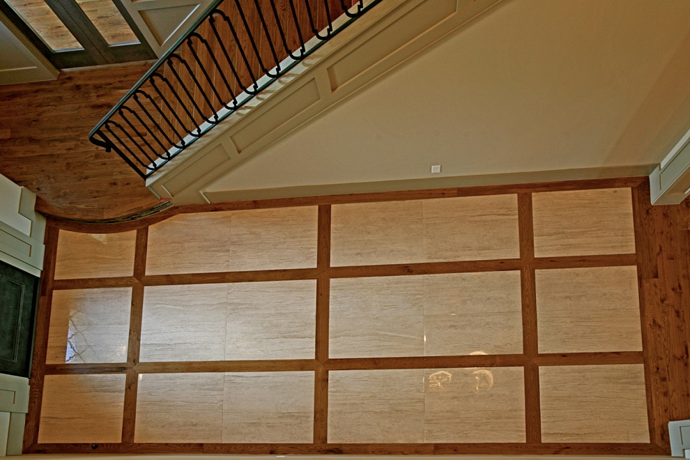 На фото: большая узкая прихожая в стиле неоклассика (современная классика) с бежевыми стенами, паркетным полом среднего тона, одностворчатой входной дверью и стеклянной входной дверью