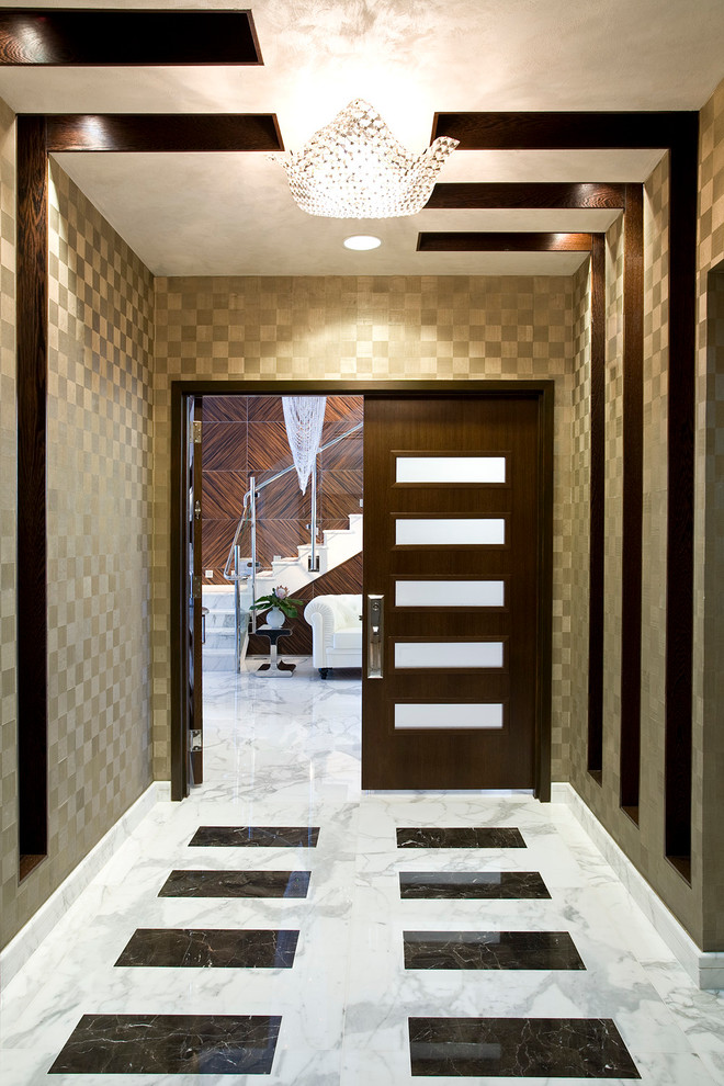 Idées déco pour un grand hall d'entrée contemporain avec un mur beige, un sol en marbre, une porte double et une porte en bois brun.