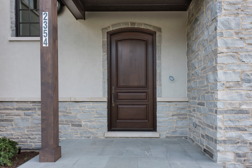 Aménagement d'une grande porte d'entrée classique avec un mur gris, sol en granite, une porte simple, une porte en bois foncé et un sol gris.