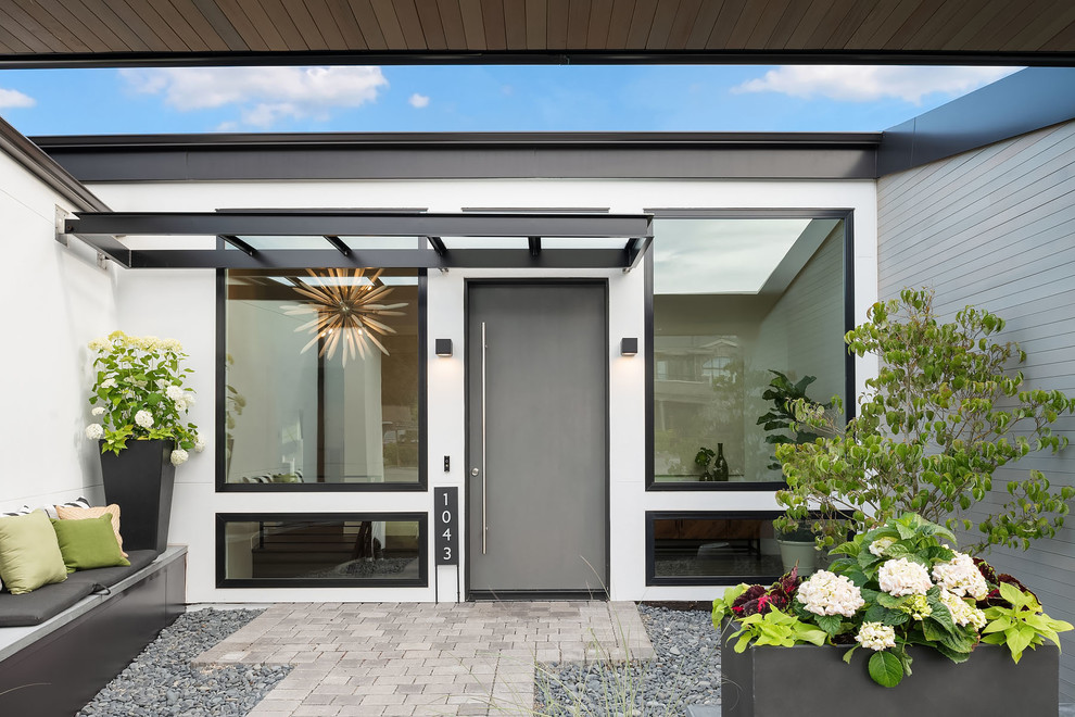 Große Moderne Haustür mit weißer Wandfarbe, Schieferboden, Einzeltür, grauer Haustür und grauem Boden in Seattle