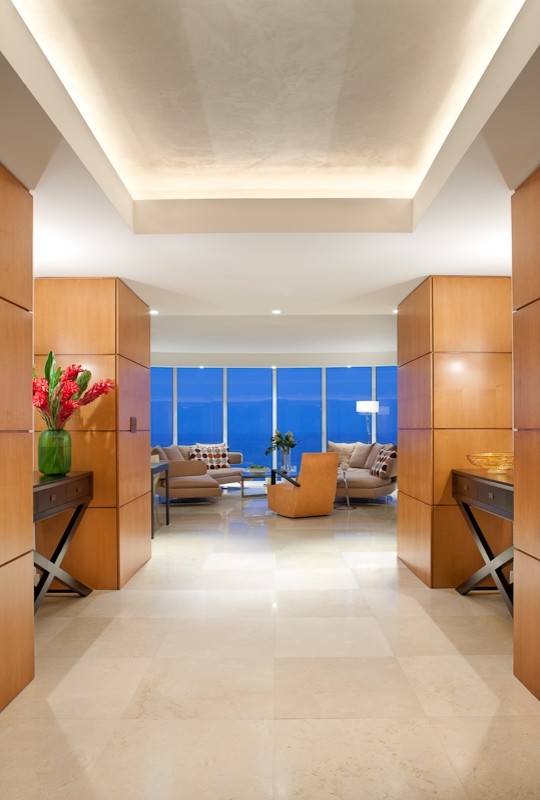 Großer Moderner Eingang mit Korridor, weißer Wandfarbe, Marmorboden und heller Holzhaustür in Miami