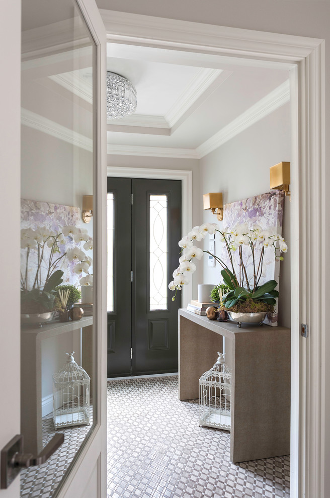 Aménagement d'un petit vestibule classique avec un mur gris, un sol en marbre, une porte double et une porte noire.