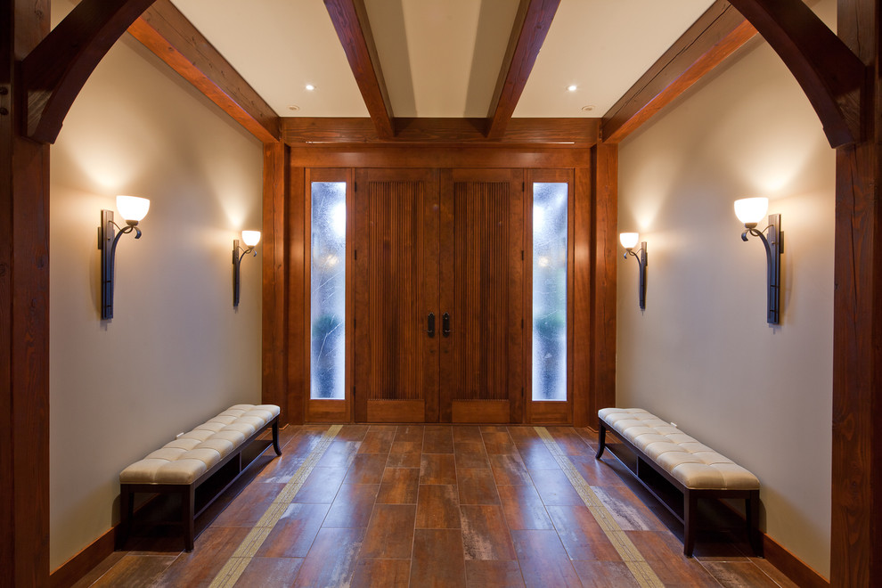На фото: фойе в классическом стиле с белыми стенами, двустворчатой входной дверью и входной дверью из темного дерева с