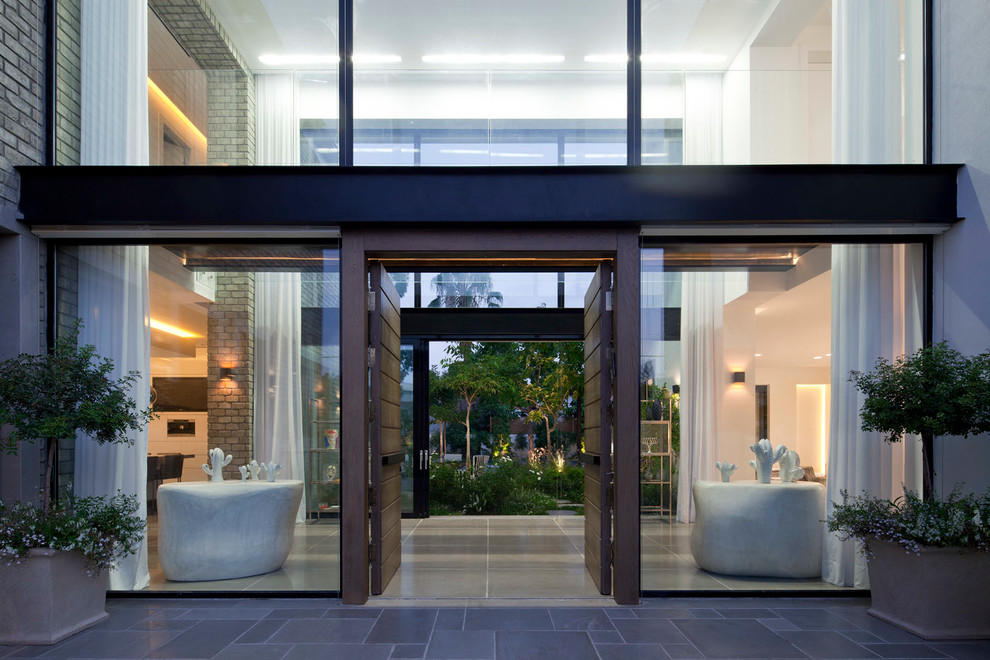 Cette photo montre une grande porte d'entrée moderne avec une porte double.
