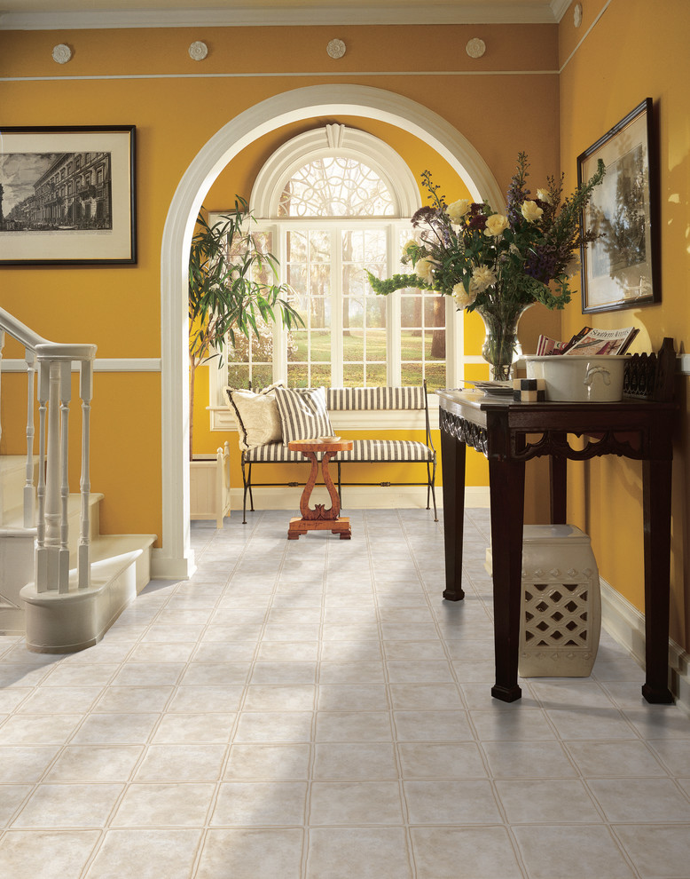 Classic entrance in Miami with yellow walls and vinyl flooring.