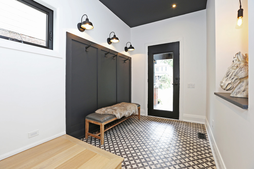 トロントにある中くらいな北欧スタイルのおしゃれな玄関ロビー (白い壁、セラミックタイルの床、黒いドア) の写真