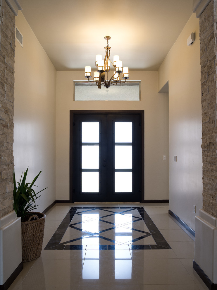 Idée de décoration pour une porte d'entrée tradition de taille moyenne avec un mur beige, un sol en marbre, une porte double et une porte noire.