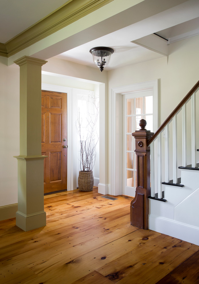 Kleines Landhausstil Foyer mit weißer Wandfarbe, hellem Holzboden, Einzeltür und hellbrauner Holzhaustür in Boston
