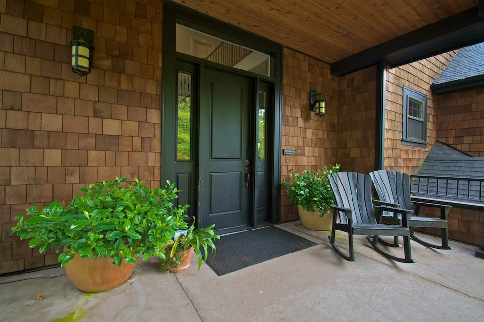 Идея дизайна: большая входная дверь в классическом стиле с коричневыми стенами, бетонным полом, одностворчатой входной дверью и черной входной дверью