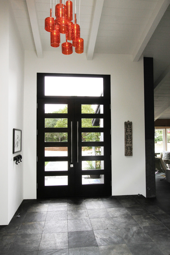 Großes Asiatisches Foyer mit weißer Wandfarbe, Schieferboden, Doppeltür und dunkler Holzhaustür in Orange County