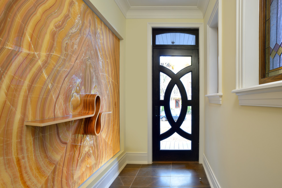 Inspiration för en mellanstor funkis ingång och ytterdörr, med beige väggar, skiffergolv, en enkeldörr och en svart dörr