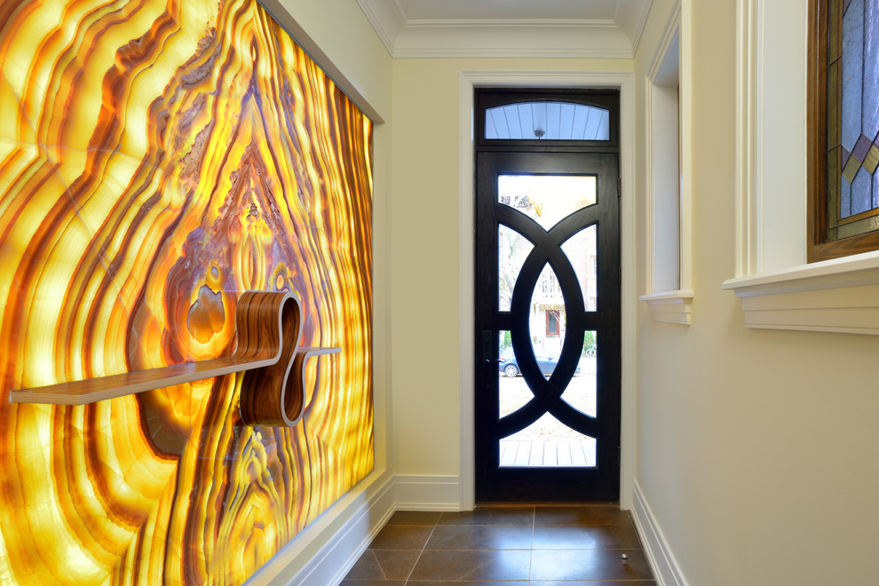 На фото: входная дверь среднего размера в современном стиле с бежевыми стенами, полом из сланца, одностворчатой входной дверью и черной входной дверью