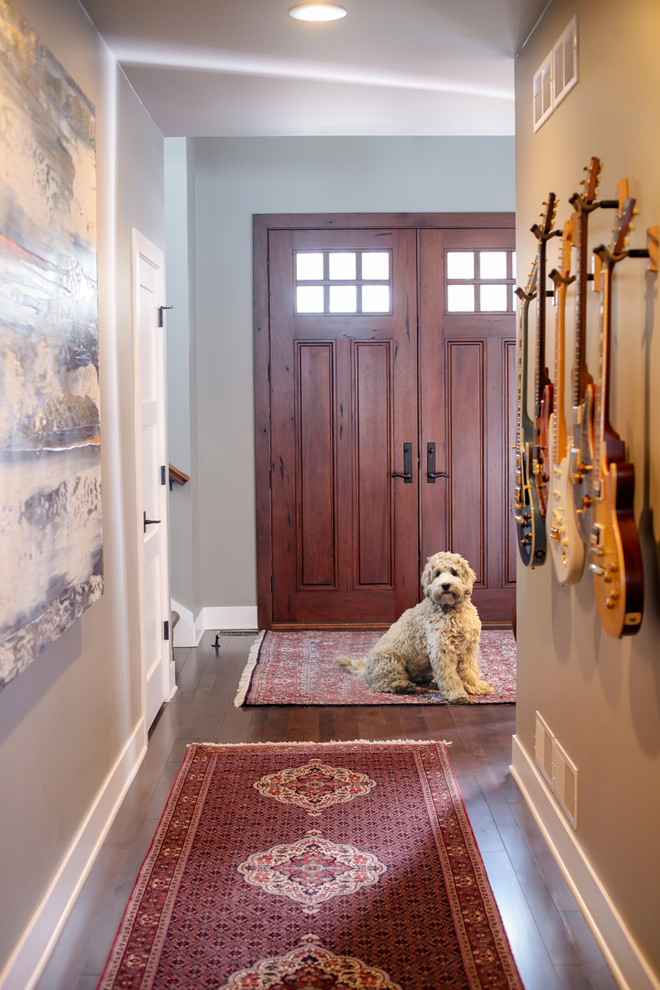 Imagen de hall bohemio de tamaño medio con paredes grises, suelo de madera en tonos medios, puerta doble y puerta de madera en tonos medios