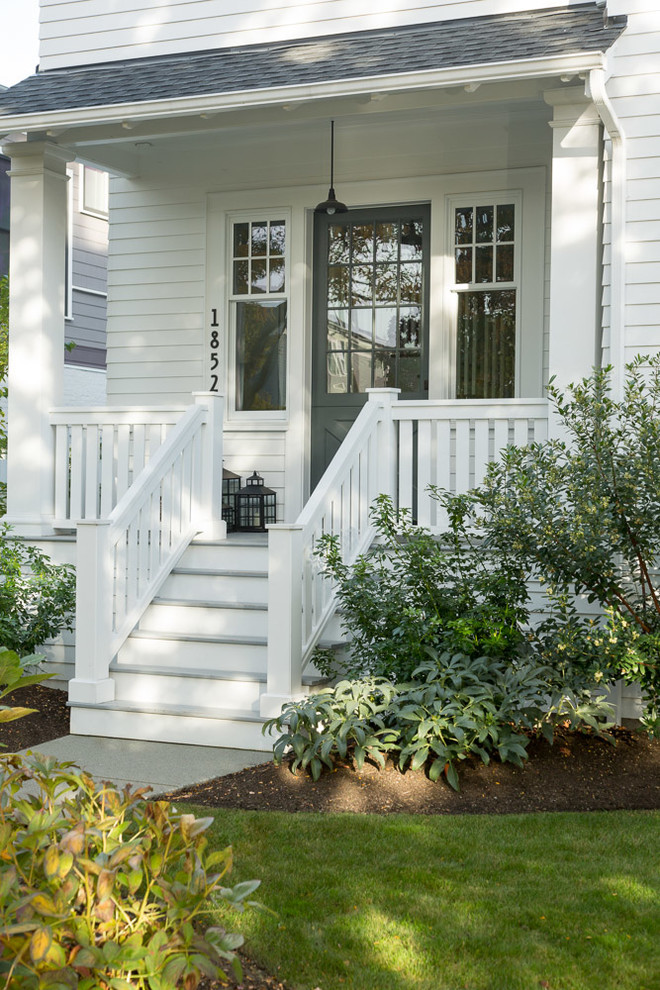 Große Klassische Haustür mit weißer Wandfarbe, Klöntür und grauer Haustür in Seattle