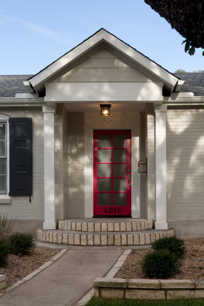 Klassischer Eingang mit roter Haustür in Austin
