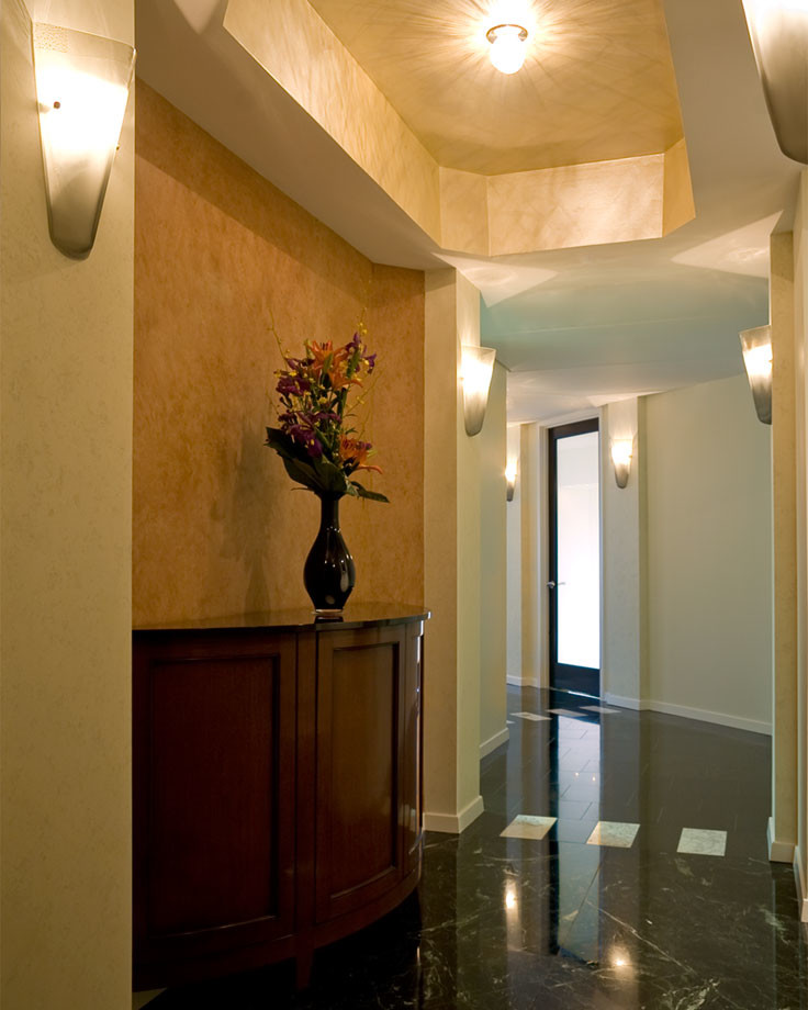 Ispirazione per un corridoio classico di medie dimensioni con pareti beige, pavimento in marmo, una porta singola, una porta in vetro e pavimento nero