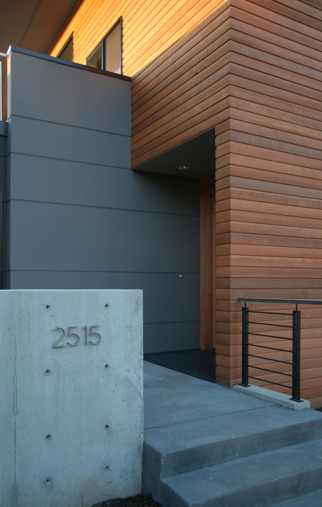 Moderner Eingang mit Einzeltür und hellbrauner Holzhaustür in Seattle