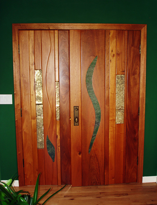 Идея дизайна: входная дверь среднего размера в современном стиле с зелеными стенами, паркетным полом среднего тона, одностворчатой входной дверью и входной дверью из темного дерева