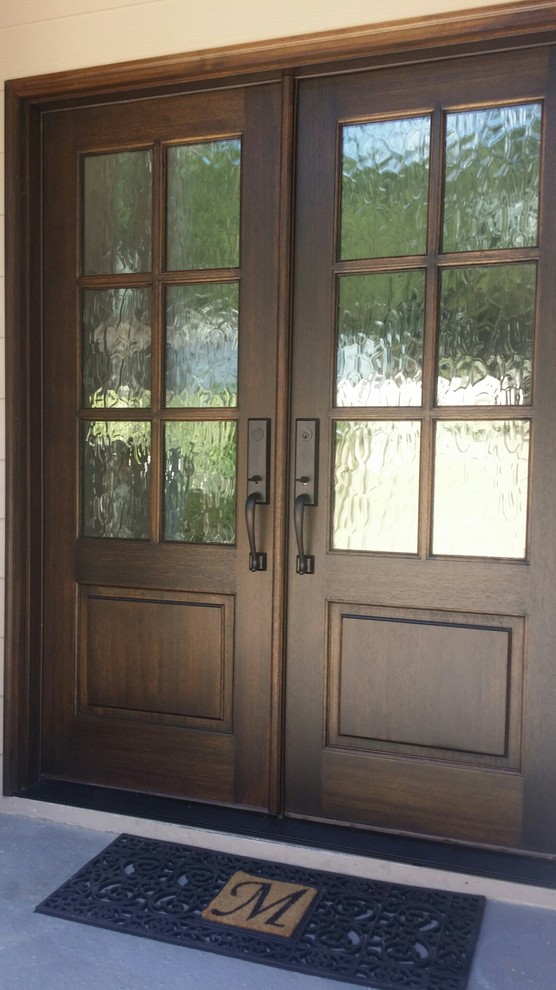 Cette photo montre une porte d'entrée chic avec une porte double et une porte en bois foncé.