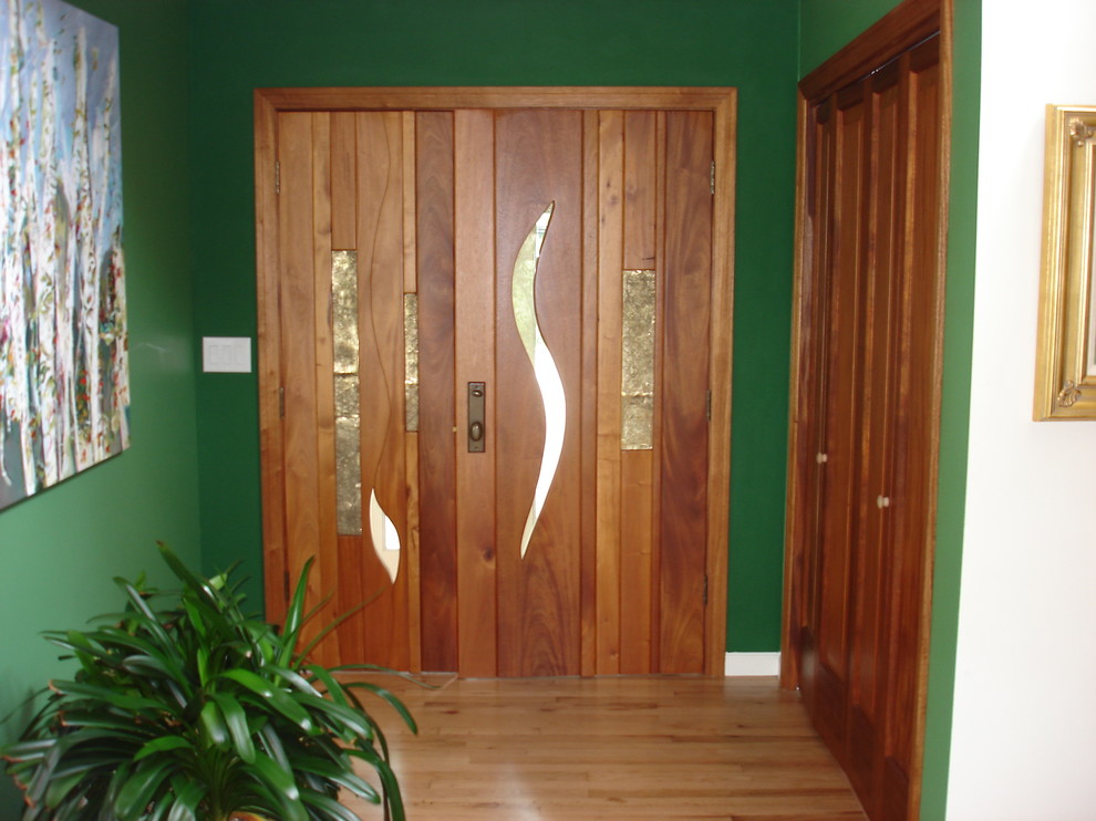 Foto på en funkis ingång och ytterdörr, med beige väggar, en dubbeldörr och mörk trädörr