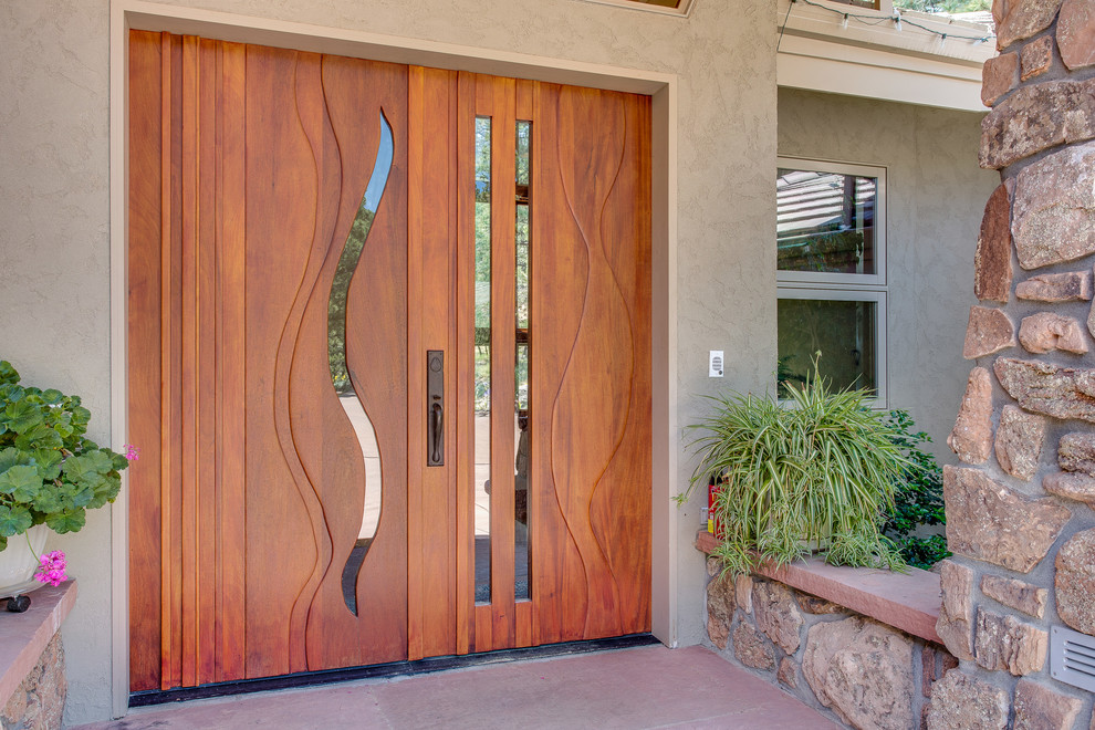 デンバーにある広いコンテンポラリースタイルのおしゃれな玄関ドア (木目調のドア、ベージュの壁) の写真