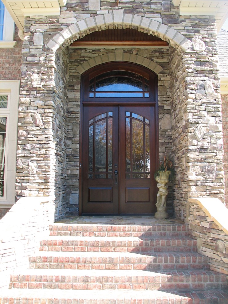 Источник вдохновения для домашнего уюта: входная дверь в классическом стиле с двустворчатой входной дверью и входной дверью из темного дерева