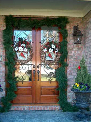 コロンバスにあるヴィクトリアン調のおしゃれな玄関 (木目調のドア) の写真