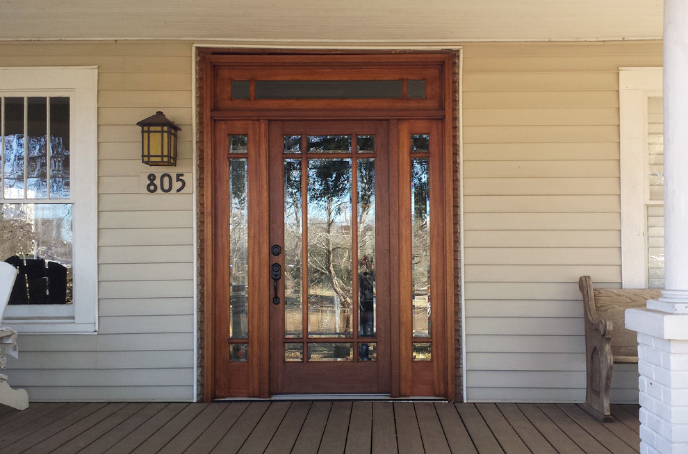 Klassischer Eingang mit beiger Wandfarbe, Einzeltür und hellbrauner Holzhaustür in Sonstige