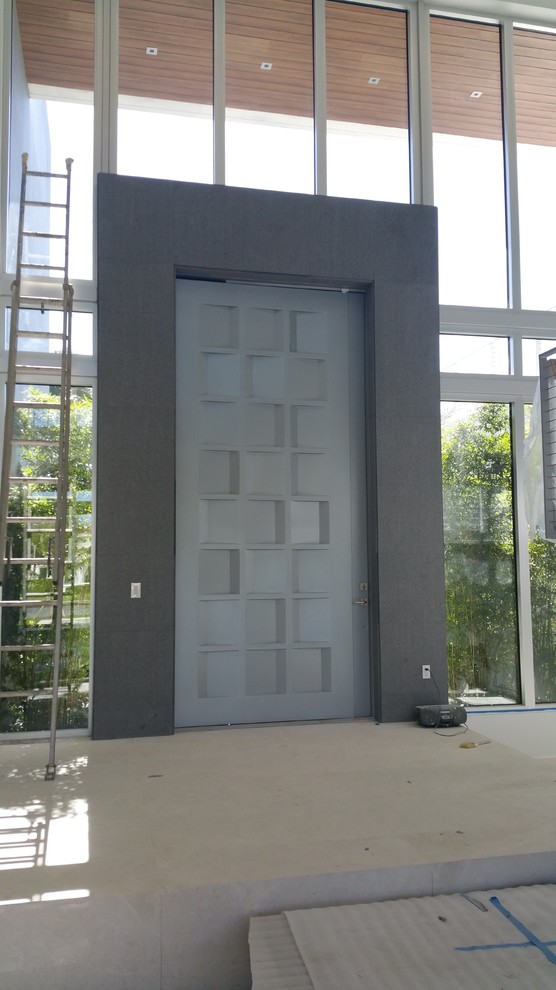Große Moderne Haustür mit Drehtür und Haustür aus Metall in Miami