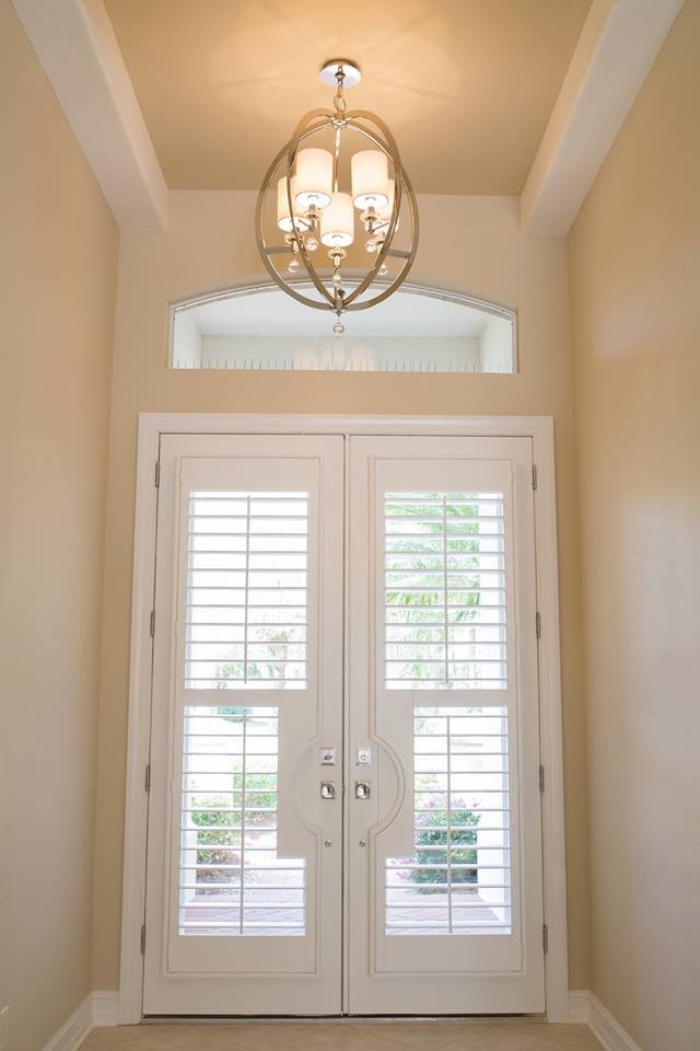 Inspiration för en mellanstor vintage ingång och ytterdörr, med beige väggar, en dubbeldörr och en vit dörr