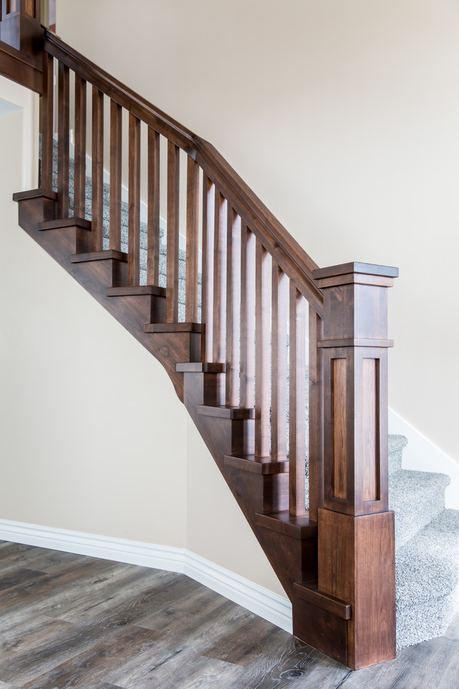 Foto de escalera clásica renovada de tamaño medio