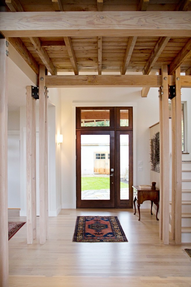 Пример оригинального дизайна: фойе в современном стиле с белыми стенами, светлым паркетным полом, одностворчатой входной дверью и стеклянной входной дверью