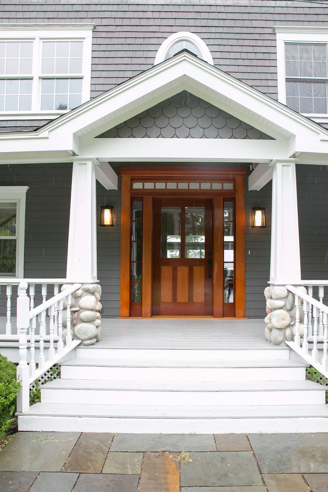 Ispirazione per una porta d'ingresso stile americano di medie dimensioni con una porta singola e una porta in legno bruno