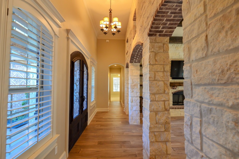Design ideas for a classic entrance in Austin.