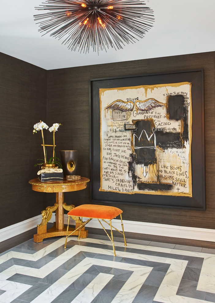 Inspiration för mellanstora moderna foajéer, med bruna väggar, klinkergolv i porslin och flerfärgat golv