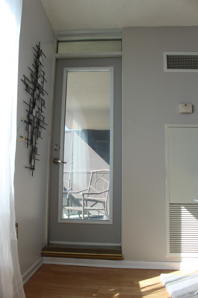 Réalisation d'une porte d'entrée style shabby chic de taille moyenne avec une porte simple et une porte grise.