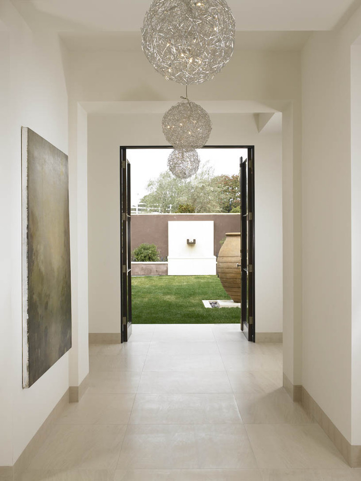 Inspiration för moderna entréer, med vita väggar, travertin golv och beiget golv