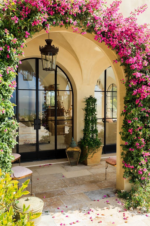 ロサンゼルスにある地中海スタイルのおしゃれな玄関 (ガラスドア) の写真