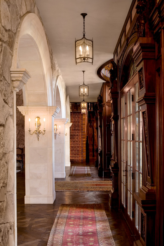 Klassisches Foyer mit dunklem Holzboden in Austin