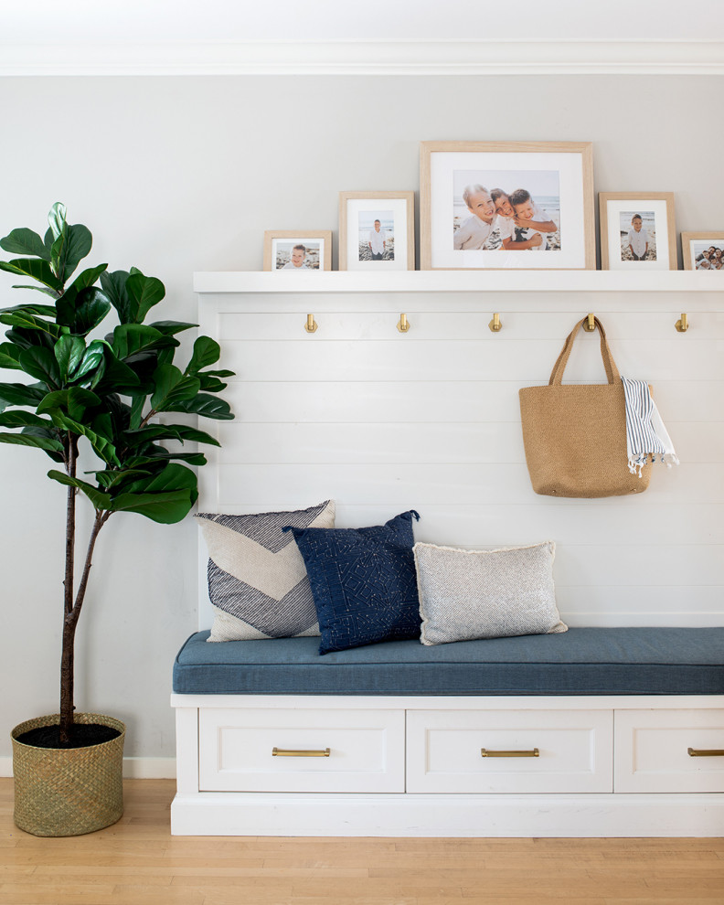 Kleines Maritimes Foyer mit weißer Wandfarbe, hellem Holzboden, Klöntür und orangem Boden in Los Angeles