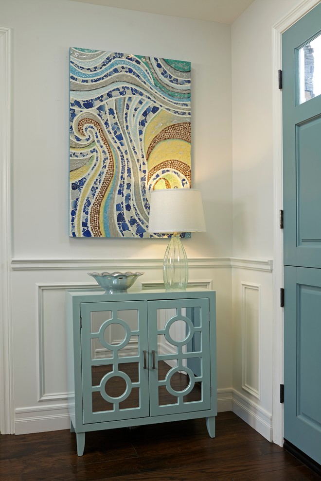 Источник вдохновения для домашнего уюта: большое фойе в стиле неоклассика (современная классика) с голландской входной дверью, белыми стенами, темным паркетным полом и синей входной дверью