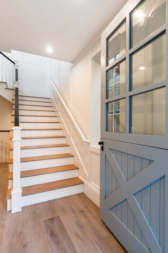 Mittelgroße Landhaus Haustür mit weißer Wandfarbe, hellem Holzboden, Einzeltür, blauer Haustür und braunem Boden in Los Angeles